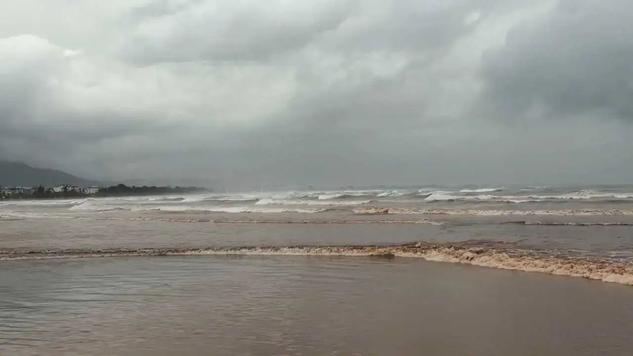 Finike’de Tekne Karaya Sürüklendi: Sokaklar Şelaleye Döndü! 4